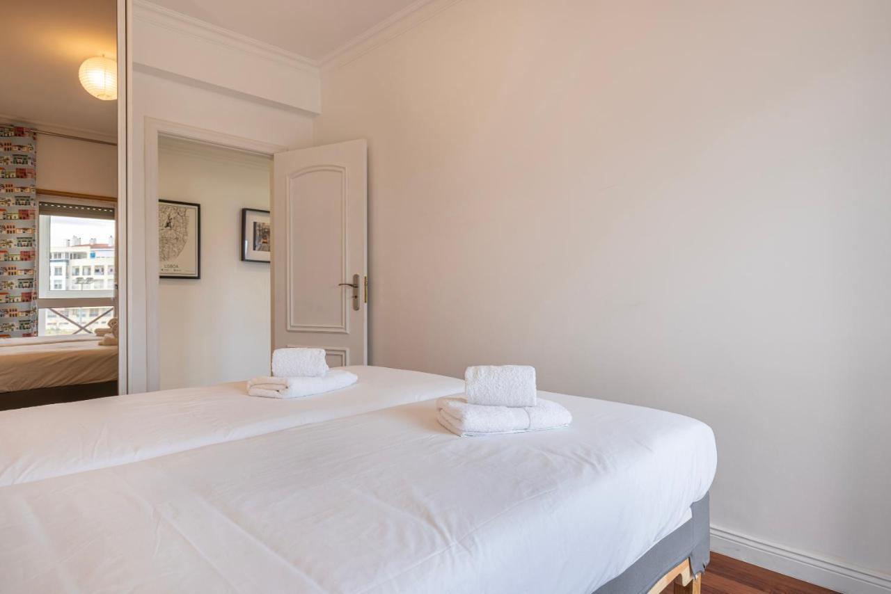 Sunny 2 Bdr Apartment By Lovelystay Charneca  Dış mekan fotoğraf